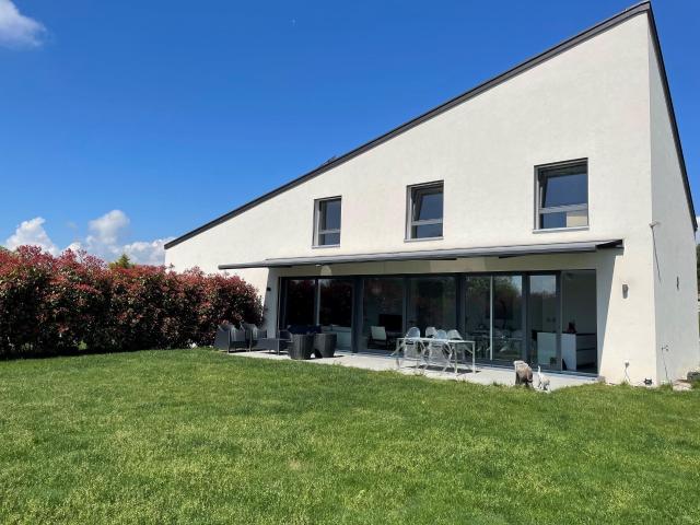 Single family house with 4.5 rooms for rent in Denens 140 m² | dreamo. Ch