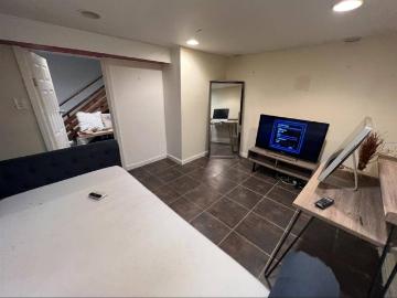 Single, Cozy room w/Own Bath & Kit