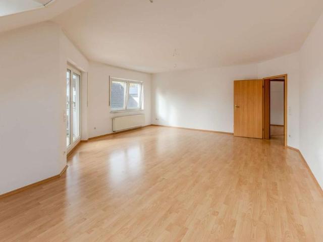 Single oder Paare gesucht großzügige 3 Zimmer Dachgeschosswohnung in ruhiger Wohnlage