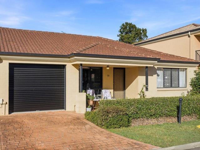 Single level 3 bed villa with grassy rear courtyard