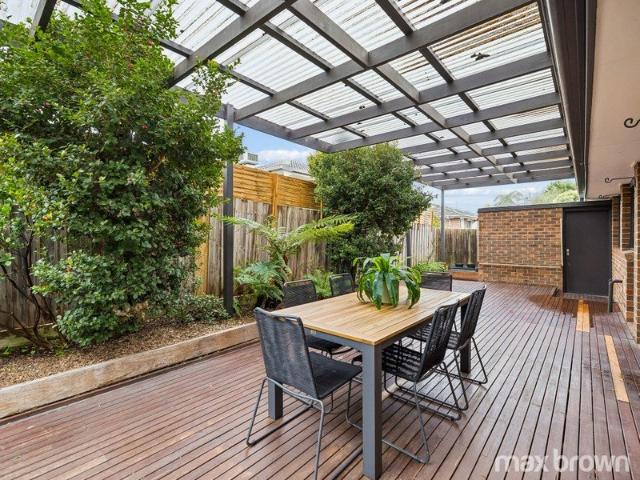 SINGLE LEVEL 2 BEDROOM UNIT IN IDEAL LOCATION