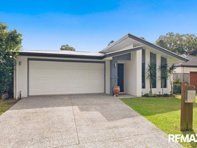Single Level Comfort in a Highly Sought After Neighbourhood