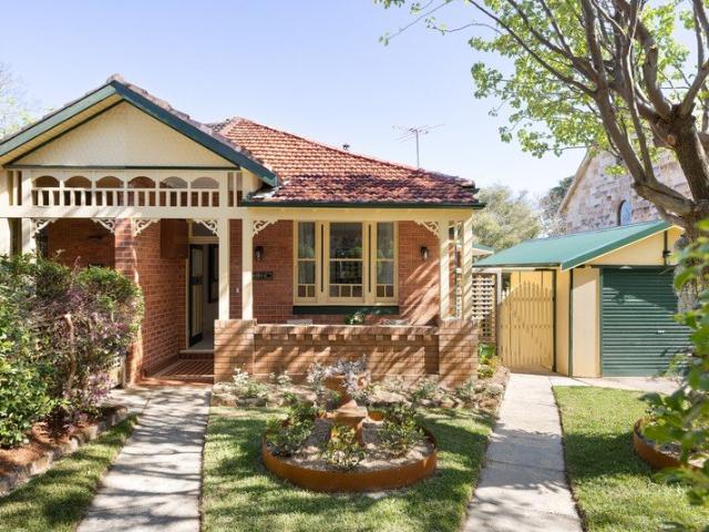 Single level character semi on 468 sqm of land with a lock up garage