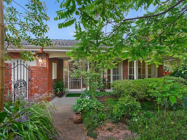 SINGLE LEVEL AND STYLISH FAMILY HOME