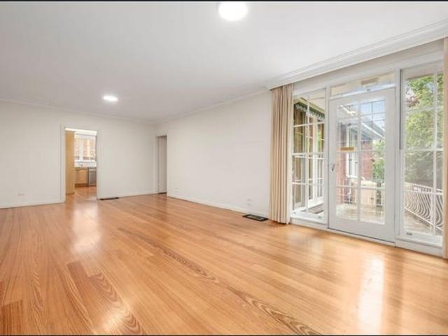 SINGLE LEVEL AND STYLISH FAMILY HOME