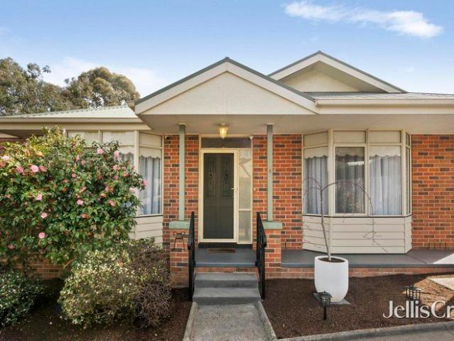 Single level, airy low maintenance design in central leafy location