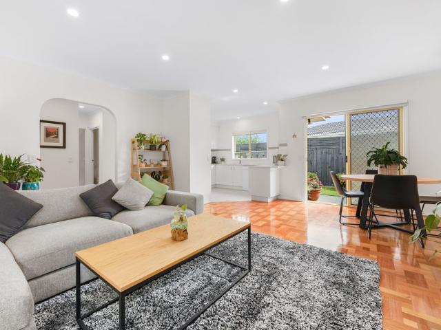 Single Level Gem in a Leafy Garden Setting