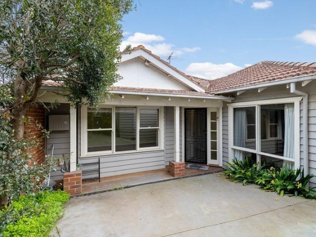 SINGLE LEVEL DOUBLE GARAGE HOME IN A PRIME LOCATION IN BOX HILL NORTH