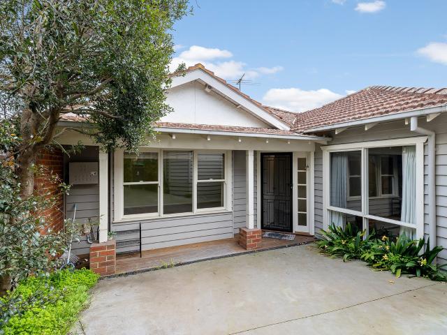 SINGLE LEVEL DOUBLE GARAGE HOME IN A PRIME LOCATION IN BOX HILL NORTH