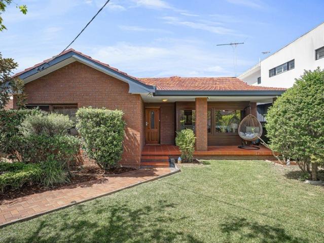 Single level family comfort amid beautifully kept gardens