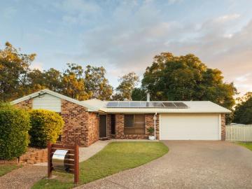 SINGLE LEVEL FAMILY ENTERTAINER IN CONVENIENT LOCALE