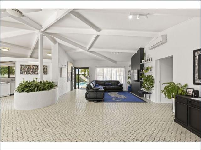 Single level family home 28+ metres waterfrontage and only metres to Main River