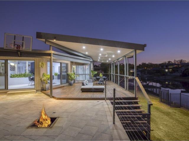 Single level family home 28+ metres waterfrontage and only metres to Main River