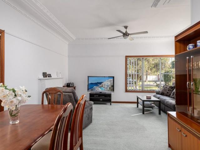 Single level Family Home 4 month lease ONLY Grannyflat located in backyard currently TENANTED