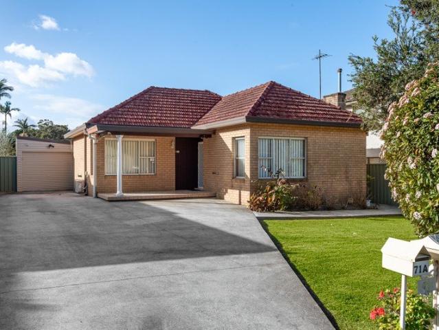 Single level Family Home 4 month lease ONLY Grannyflat located in backyard currently TENANTED