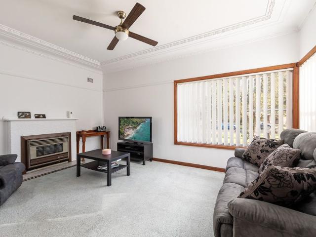 Single level Family Home 6 month lease ONLY Grannyflat located in backyard currently TENANTED