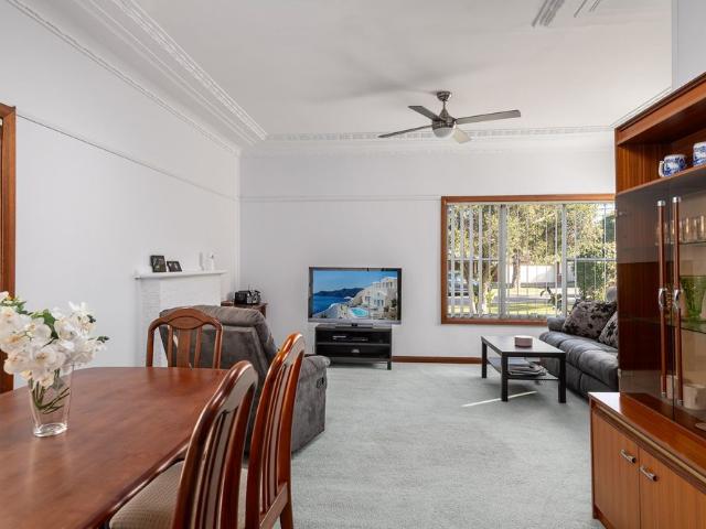 Single level Family Home 6 month lease ONLY Grannyflat located in backyard currently TENANTED