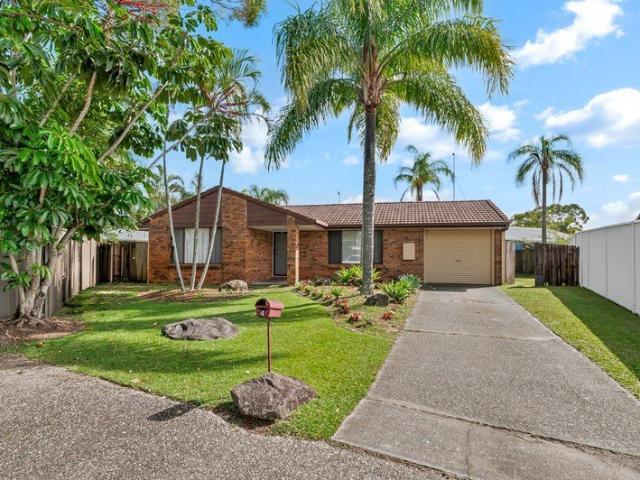 Single Level Family Home in a Quiet Varsity Lakes Cul de Sac
