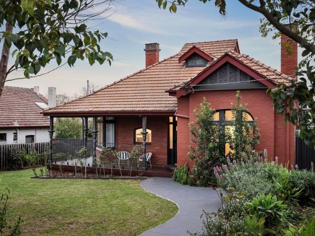 Single level family living with basketball court