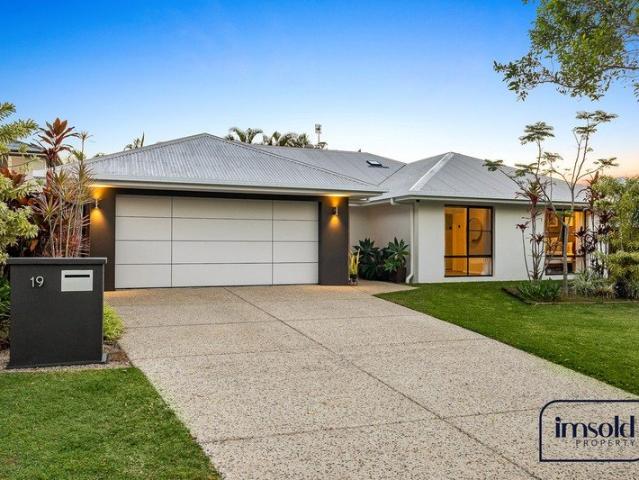 Single Level Family Living with Pool Walk to Schools, Noosaville