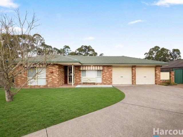 Single level family living plus pool in peaceful cul de sac