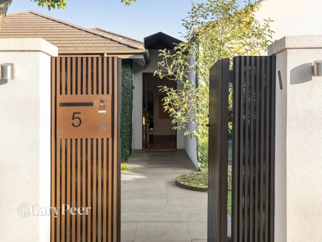 Single level family perfection in a prized location