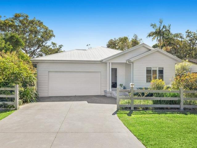 Single level home 250m to the beach