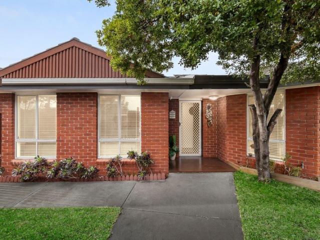 SINGLE LEVEL HOME WITH LARGE OUTDOOR ENTERTAINING AREA
