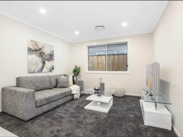 SINGLE LEVEL HOME OFFERING THE BEST OF LOW MAINTENANCE LIVING