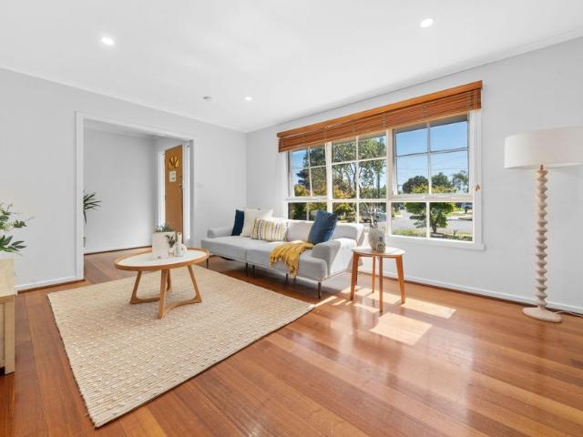Single Level Home On Lovely Large Garden