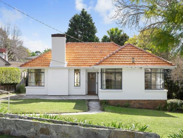 Single level home opportunity to renovate, extend or build your dream home