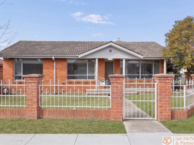 Single Level In Crestwood !