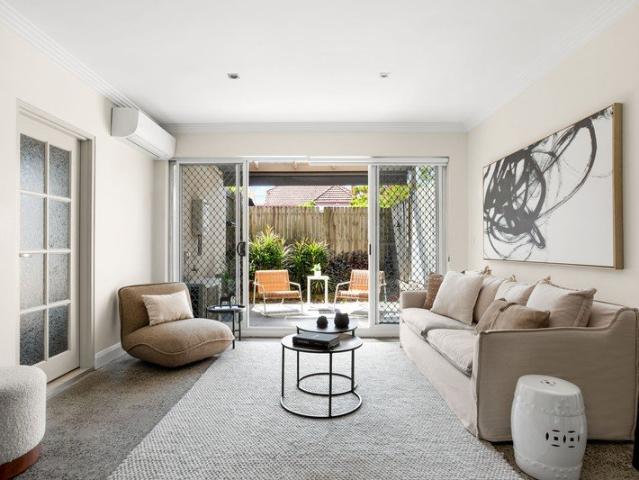 Single level one bedroom with a sunny north courtyard