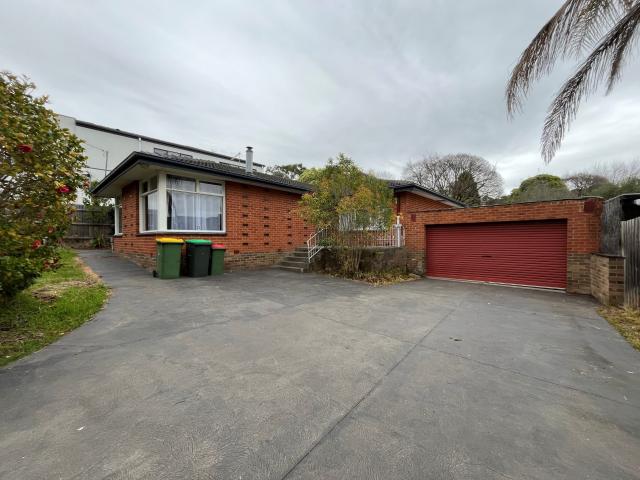 Single level living, minutes to Eastland