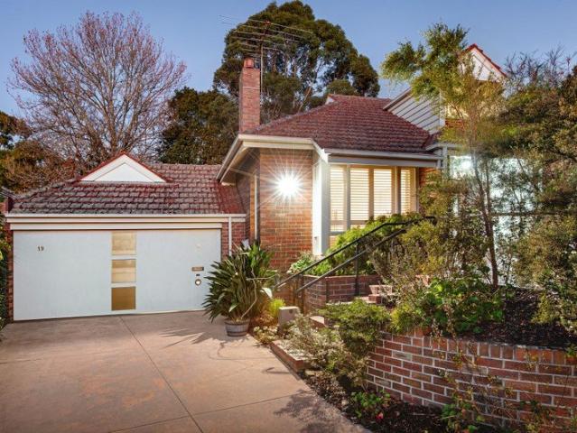Single level living on the doorstep of Kew Junction