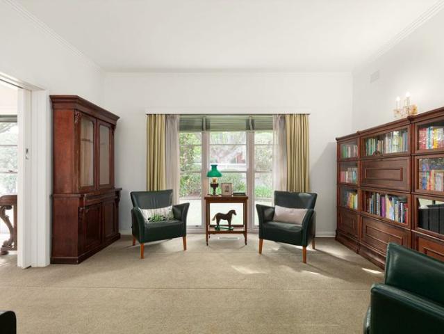 Single level living in coveted position