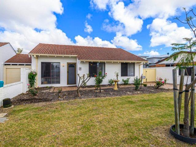 Single Level Living in Riverside Como!