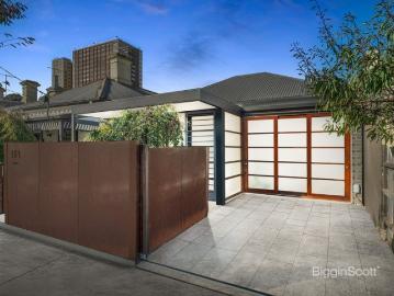 SINGLE LEVEL LIVING WITH ARCHITECTURAL STYLEPERFECT FOR DOWNSIZERS IN PRIME RICHMOND!