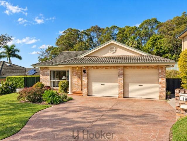Single Level North Facing Family Poolside Living In A Quiet Cul De Sac