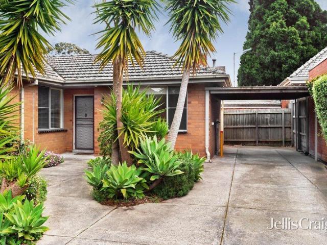 Single level serenity in a prized Kew pocket