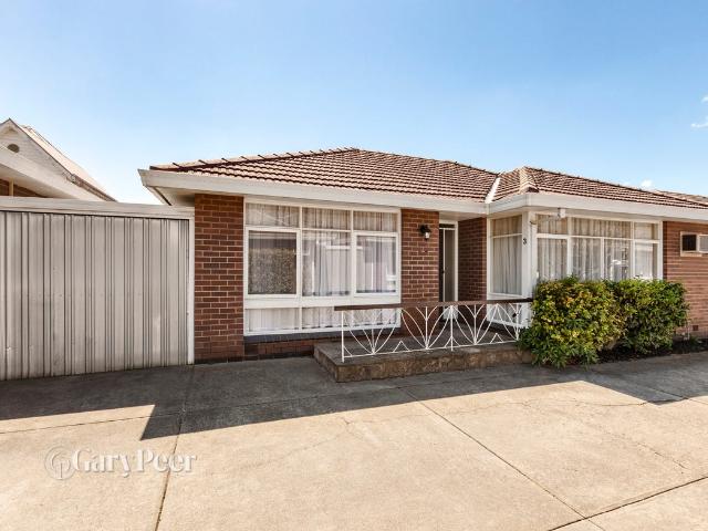 Single level, spacious and super location