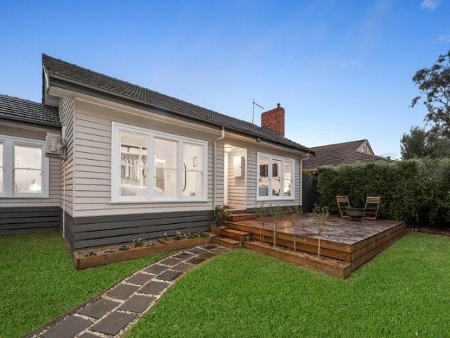 Single Level Style & Convenience in the Box Hill High School Zone