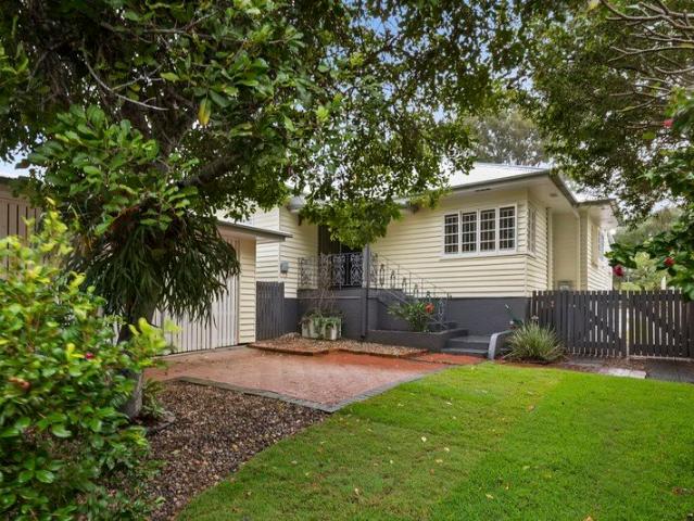 Single level post war charm with spacious outdoor living