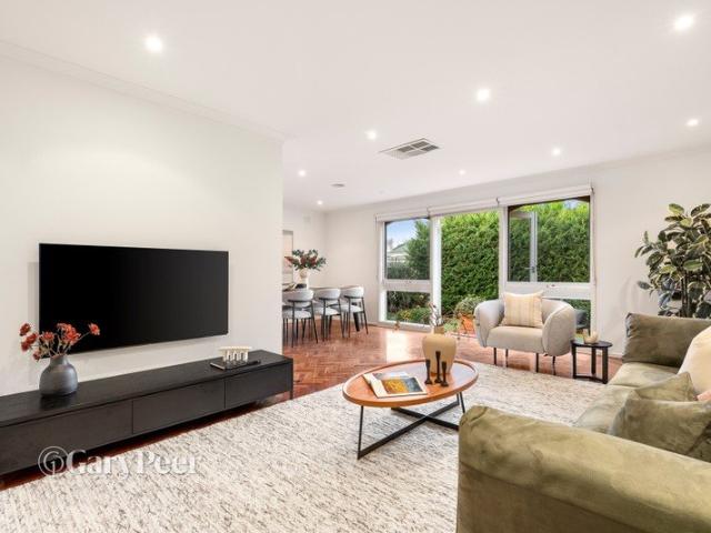 Single level park side living
