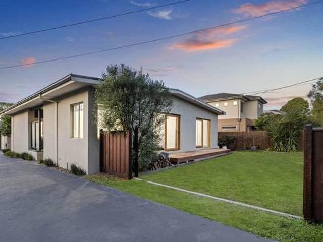 Single level pristine home in the Frankston High School zone