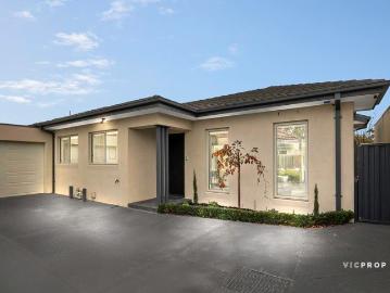 Single Level Retreat with Surprising Space