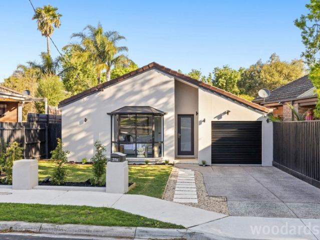 Single Level Renovated Excellence in Strathmore's Finest Surrounds