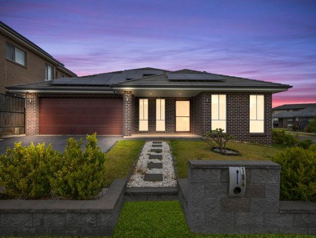 SINGLE LEVEL RESIDENCE, DUAL INCOME OPPORTUNITY ON CORNER BLOCK