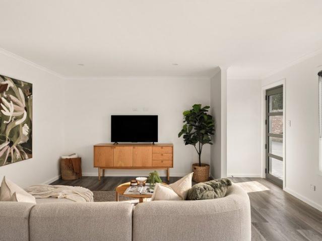 Single level residence, private courtyard, Franklin House outlook and low maintenance design