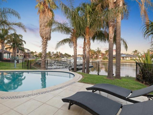 Waterfront Ease Pool, Mooring & Single Level Living